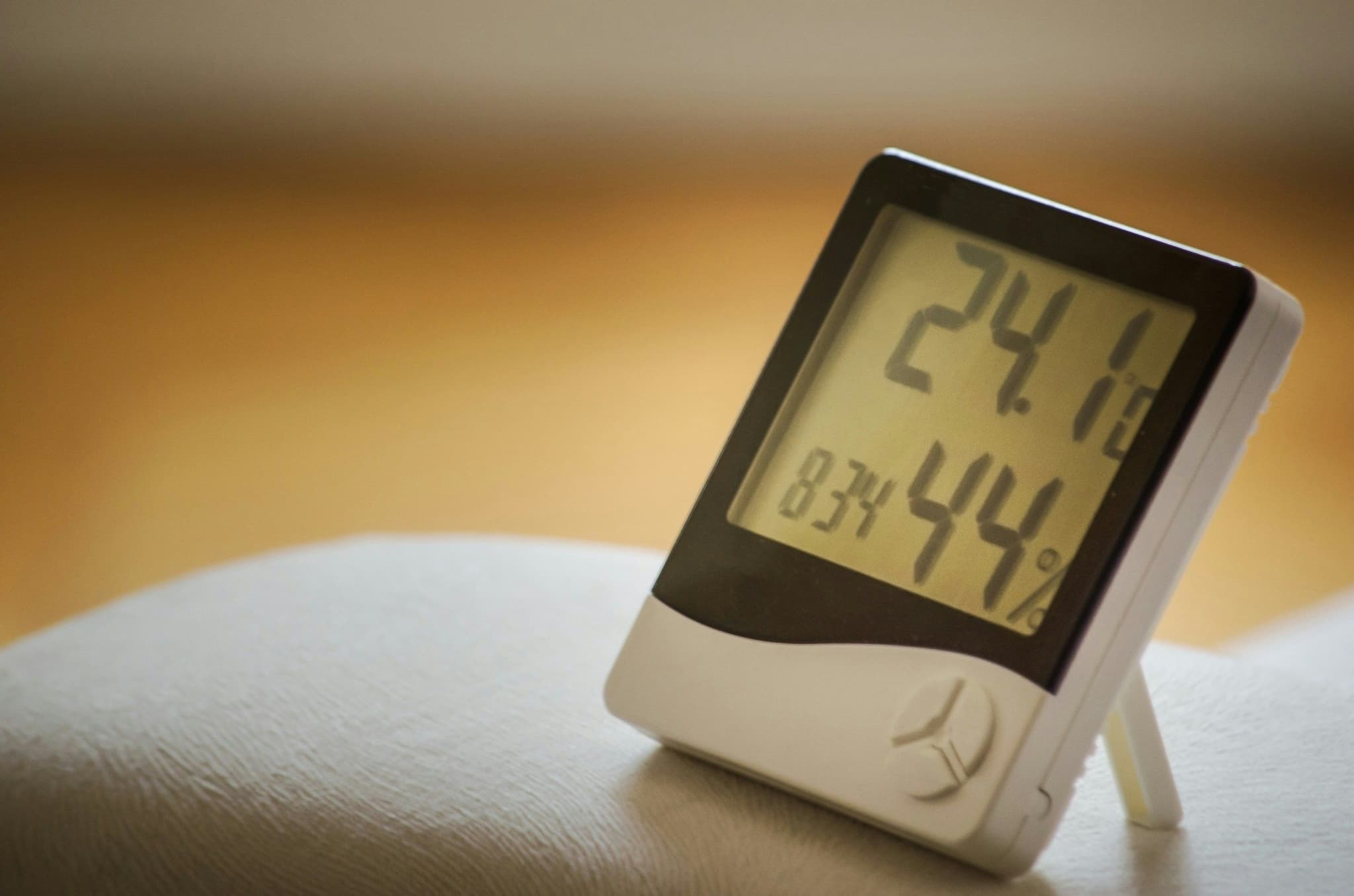 White thermostat showing 22.5 degrees